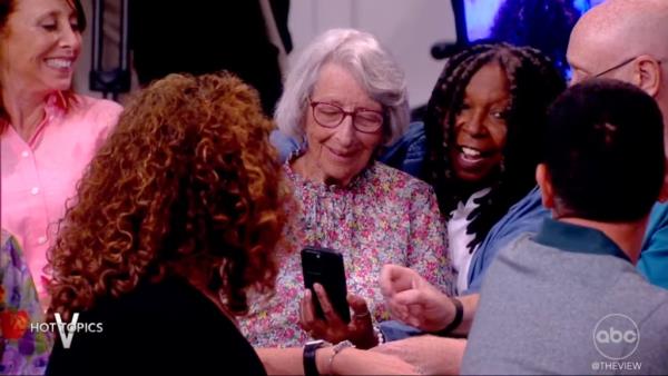Whoopi Goldberg walks off The View stage during Miranda Lambert debate: 'I'm leaving y'all!'</p>

<p>　　
