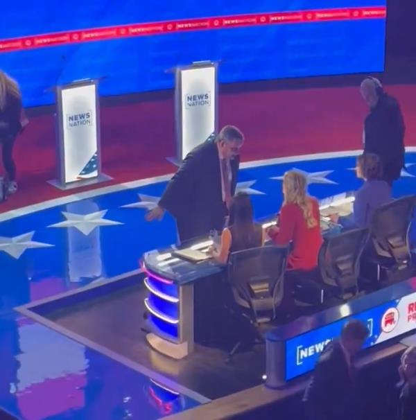 Chris Christie was aggressively speaking to the debate’s moderators, Megyn Kelly and Eliana Johnson during a commercial break.