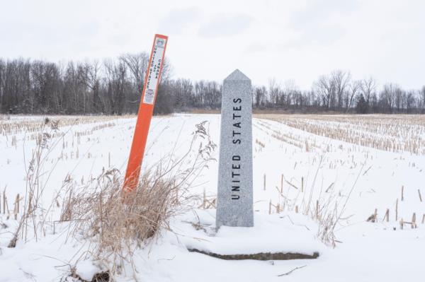 Border marking between the US and Canada