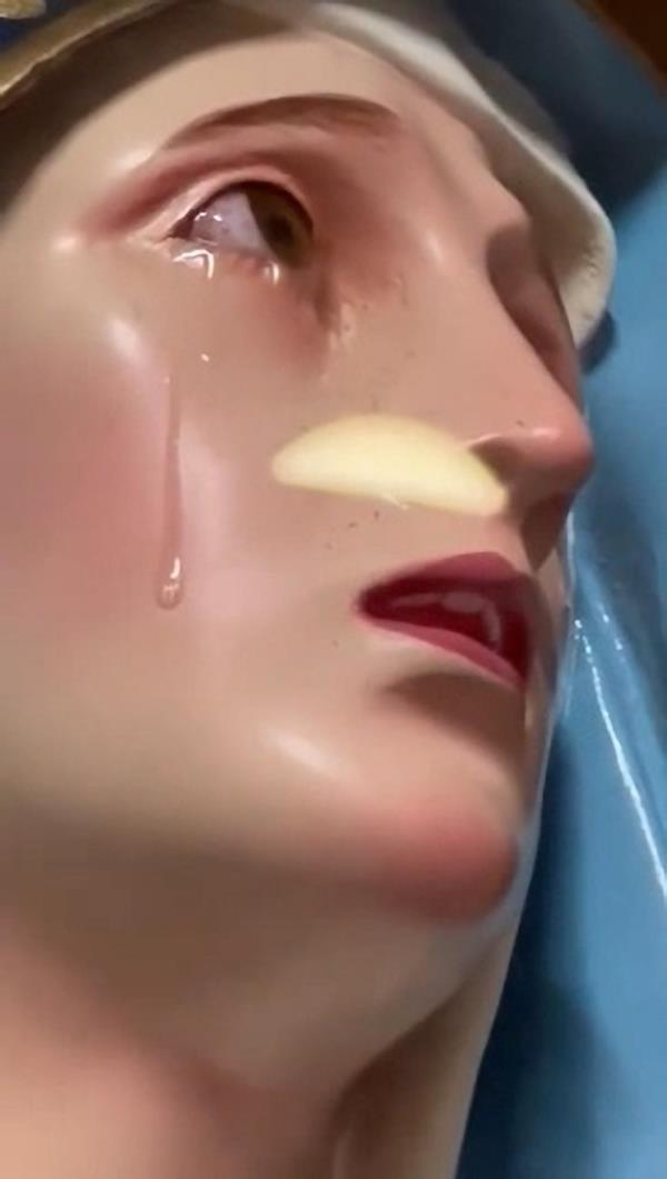 A closeup of the Virgin Of Dolores.