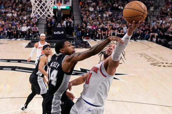 New York Knicks guard Jalen Brunson (11) drives to the basket against San Anto<em></em>nio Spurs guard Blake Wesley