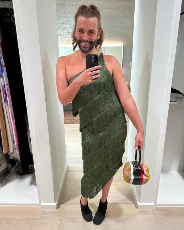 Jo<em></em>nathan Van Ness takes a selfie with his cat