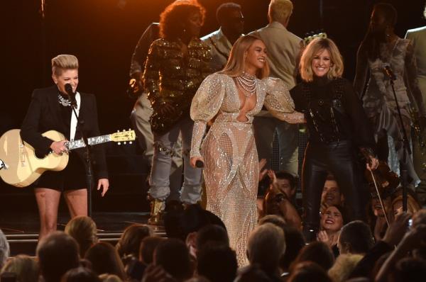 Beyoncé on stage with Natalie Maines and Martie Maguire of the Chicks