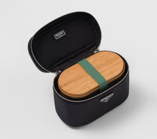 Prada Re-Nylon lunchbox case</p>

<p>　　