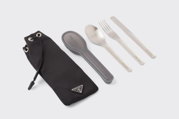 Prada Stainless steel cutlery set</p>

<p>　　