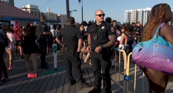 Long Beach crowd with cops