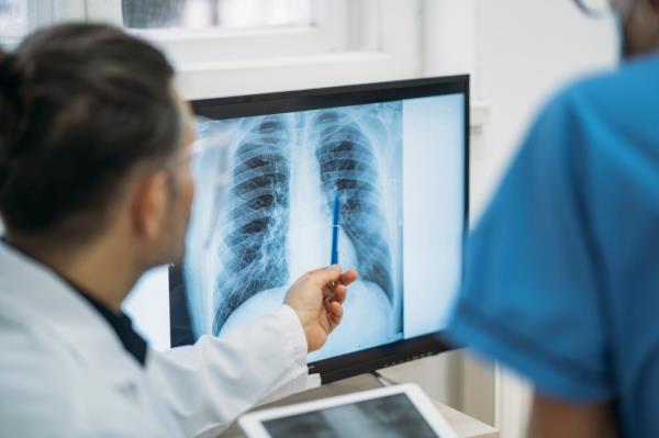 Doctors analysing 