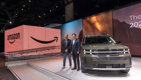 Marty　Mallick　(left),　Amazon’s　vice　president　for　Worldwide　Business　and　Corporate　Development,　and　José　Mu?oz,　Hyundai’s　president　and　global　COO,　pose　next　to　the　Hyundai　All-New　Santa　Fe　after　announcing　a　partnership　between　the　two　companies　at　the　Los　Angeles　Auto　Show　on　Nov.　16,　2023　(Courtesy　of　Hyundai)