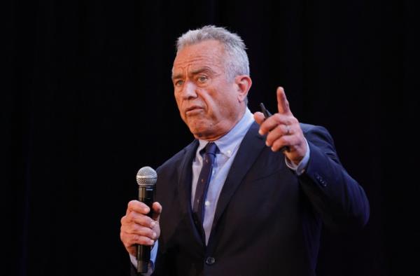 Independent presidential candidate Robert F. Kennedy Jr. in a suit, holding a microphone at a press co<em></em>nference in Brooklyn, New York, May 1, 2024