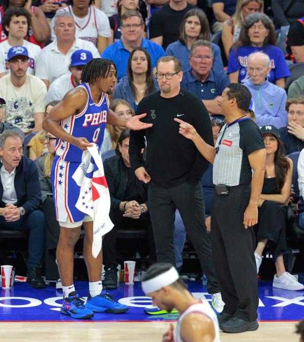 Tyrese Maxey (l.) and Nick Nurse (c.) of the 76ers reacts to a referee's call in Game 6 against the Knicks.