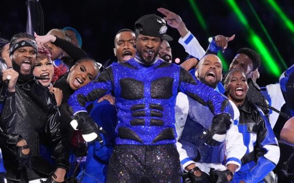 Usher performing o<em></em>nstage during the Apple Music halftime show at Super Bowl LVIII.