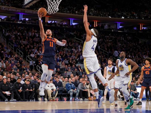 Jalen Brunson goes up for a shot as Golden State Warriors guard Moses Moody jumps to defend during the third quarter on Thursday, Feb. 29.