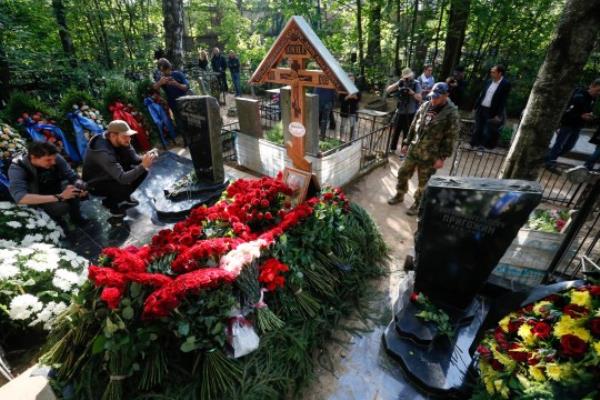 epaselec<em></em>t epa10828041 People visit the grave of PMC Wagner group founder and chief Yevgeny Prigozhin at the Porokhov cemetery in St. Petersburg, Russia, 30 August 2023. Yevgeny Prigozhin was buried on 29 August near his father's grave during a quiet ceremony at the Porokhov cemetery on the outskirts of St. Petersburg, despite heightened security at the Serafimovskoe Cemetery, wher<em></em>e his burial was allegedly expected to take place. Russian authorities on 27 August co<em></em>nfirmed that Prigozhin died along with nine others in the crash of an aircraft in the Tver region of Russia on 23 August 2023. EPA/STRINGER