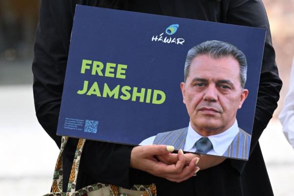 A demo<em></em>nstrator holds a picture of Iranian-German Jamshid Sharmahd.