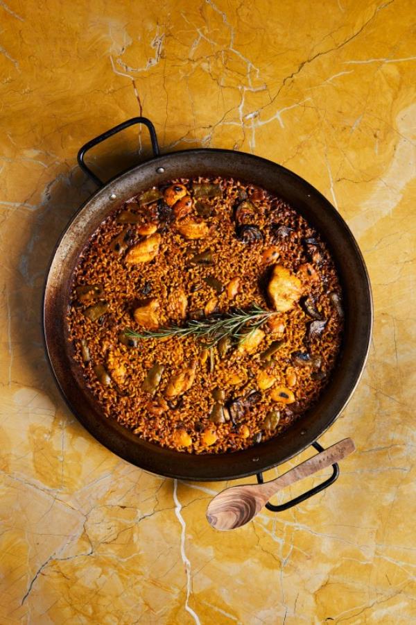 The original paella recipe from Valencia co<em></em>ntains a delicious combination of chicken, rabbit and beans (Picture: Arros QD)