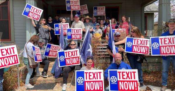Members of Texas Natio<em></em>nalist Movement holding signs