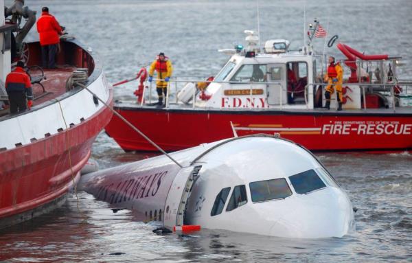US Airways Flight 1549 in Hudson River, surrounded by FDNY rescue boats