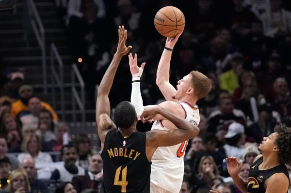 Do<em></em>nte DiVincenzo shoots in front of Cleveland Cavaliers forward Evan Mobley (4) in the second half.
