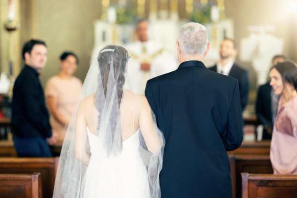 A New Jersey bride wasn’t the o<em></em>nly one blushing during her wedding — while being escorted down the aisle by her father, his pants fell to expose his stark-white undies. 