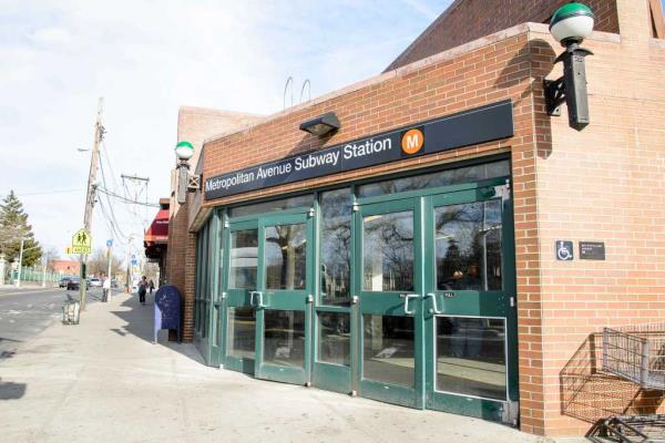 MTA Metropolitan avenue station, Last stop for the M train. Middle Village, Queens NY