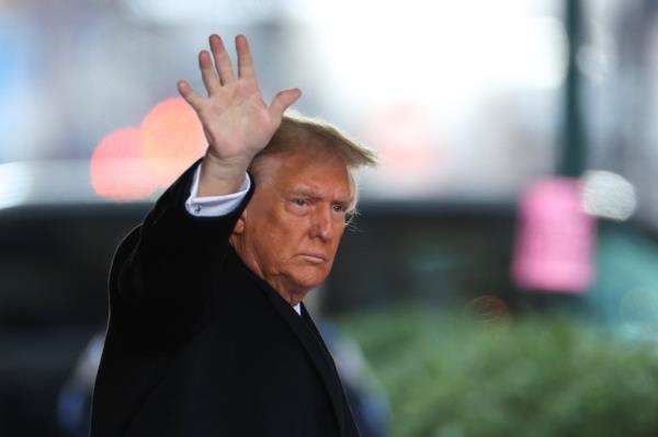 trump waves