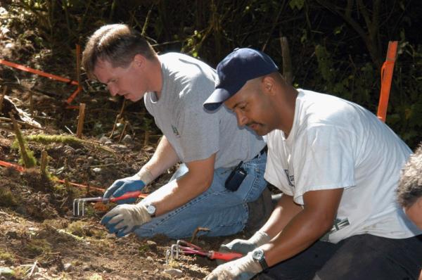 Investigators search for the remains of one of the Green River Killer's victims.