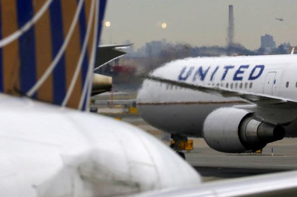 A United Airlines passenger jet taxis on the runway at Newark Liberty Internatio<em></em>nal Airport in New Jersey, as seen in a file photo from December 6, 2019.