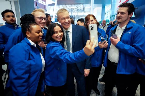 Airline staffers taking a selfie.