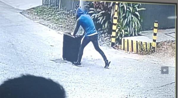 This is the moment a kidnapper carted away a suitcase co<em></em>ntaining an 8-year-old girl he had kidnapped in the Philippines Thursday. 