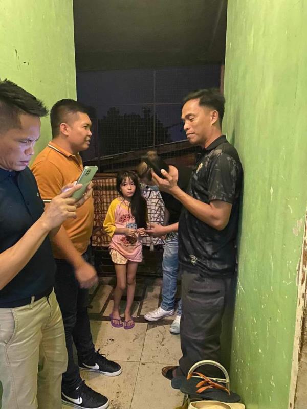 Kidnapping victim seen with police after her rescue 