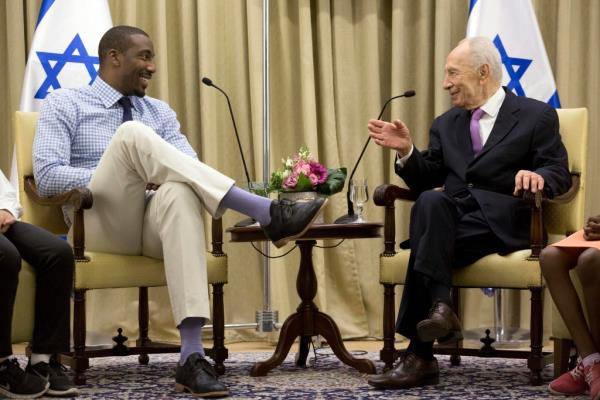 Israeli President Shimon Peres (R); Amar'e Stoudemire (L)