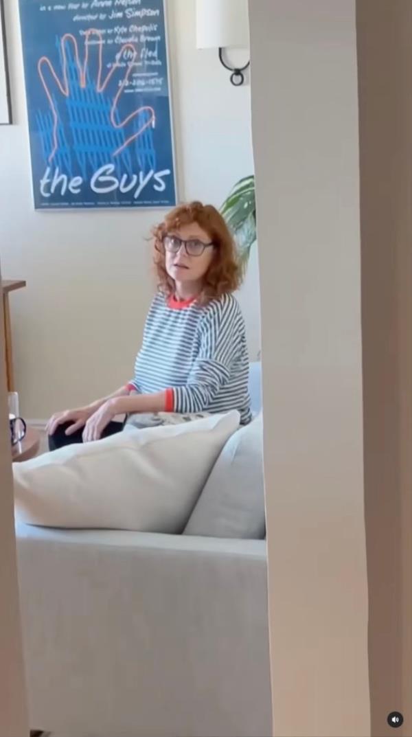Sarandon herself makes an appearance shortly afterward when Robbins says that he stops by her apartment. 