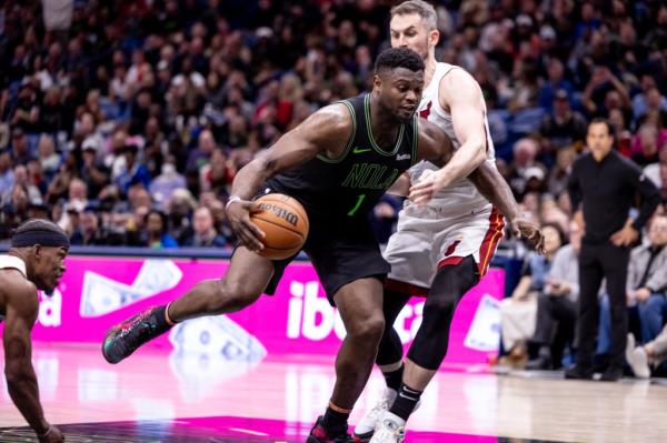 Zion Williamson drives to the basket against Kevin Love during the second half at Smoothie King Center.