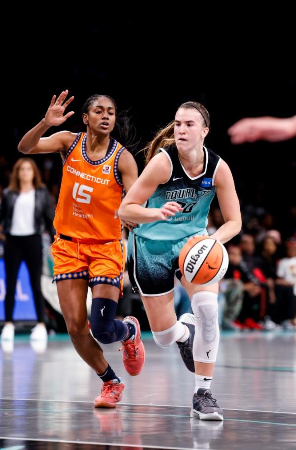 Sabrina Io<em></em>nescu handles ball against Tiffany Hayes in the Liberty's win over the Sun in Game 2 on Tuesday.
