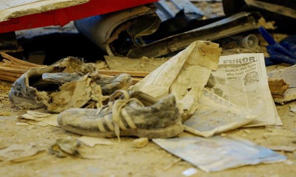 </p>

<p>　　Shoes are sen among the remains and damage to a Staten Island Ferry in</p>

<p>　　New York, October 16, 2003, the day after it crashed into a pier. 