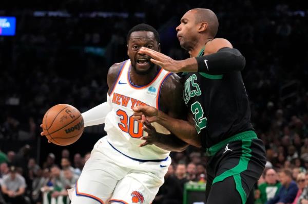 Julius Randle drives to he basket during the Knicks' loss to the Celtics on Nov. 13, 2023.