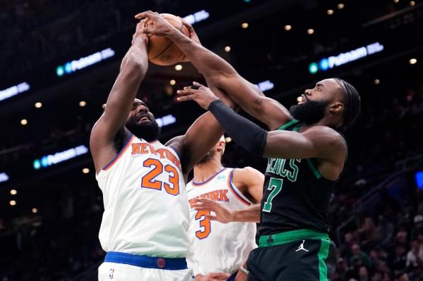 Celtics guard Jaylen Brown (7) blocks a shot by Knicks center Mitchell Robinson on Monday.</p>

<p>　　