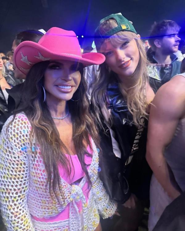 Fans flocked to the comments, with some gushing over the picture with Guidice and Swift.</p>

<p>　　