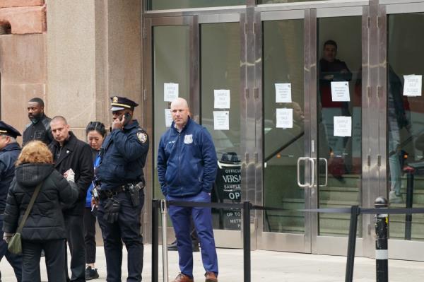 Police officer enabling crowd co<em></em>ntrol at Versace sample sale location