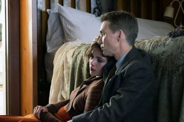 Florence Pugh as Jean Tatlock and Cillian Murphy as J. Robert Oppenheimer.
