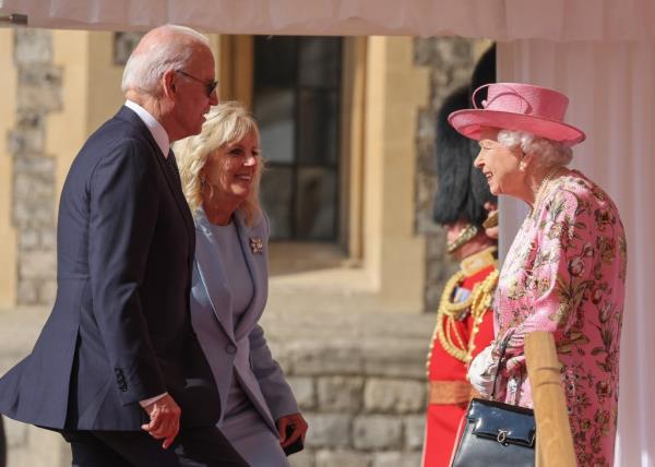 WINDSOR, ENGLAND - JUNE 13:  US President Joe Biden, First Lady Jill Biden and Queen Elizabeth II at Windsor Castle on June 13, 2021 in Windsor, England.  Queen Elizabeth II hosts US President, Joe Biden and First Lady Dr Jill Biden at Windsor Castle. The President arrived from Cornwall wher<em></em>e he attended the G7 Leader's Summit and will travel on to Brussels for a meeting of NATO Allies and later in the week he will meet President of Russia, Vladimir Putin.  (Photo by Chris Jackson/Getty Images) *** BESTPIX ***