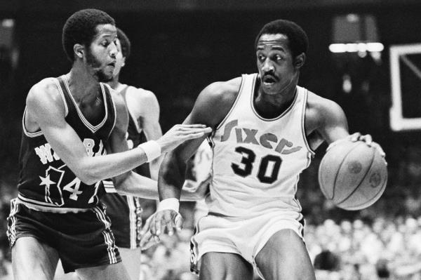  Warriors Jamaal Wilkes (41) tries to keep 76ers forward George McGinnis (30) from getting closer to the basket
