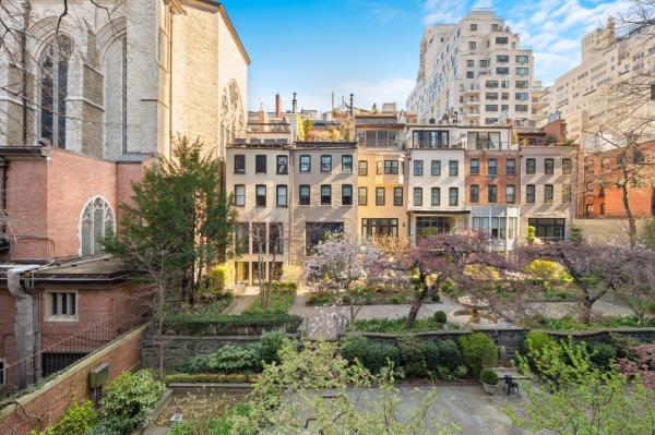jo<em></em>nes wood garden townhouse
