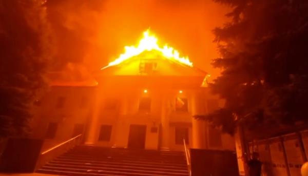 pictured is a Ukrainian counterattack that left a university building in Do<em></em>netsk blazing. 