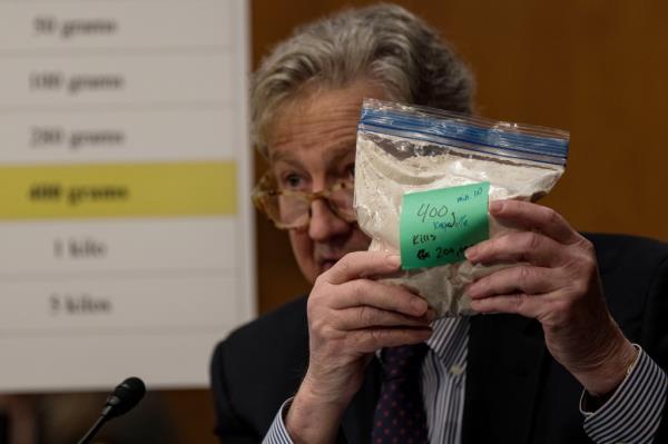 WASHINGTON, DC - JANUARY 11: Sen. John Kennedy (R-LA) holds up a bag representing 400g of fentanyl as he speaks during a Senate Banking, Housing, and Urban Affairs committee hearing on January 11, 2024 in Washington, DC. The hearing examined legislative solutions and public education for stopping the flow of fentanyl into and throughout the United States. (Photo by Kent Nishimura/Getty Images)</p>

<p>　　