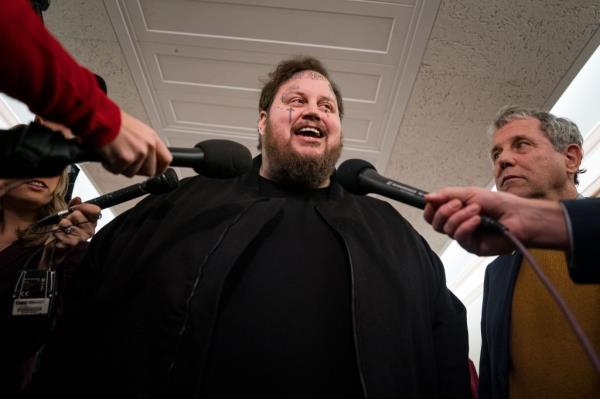 WASHINGTON, DC - JANUARY 11: American singer and so<em></em>ngwriter Jason 