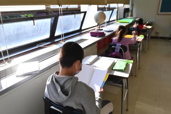 The report called for a commission to co<em></em>nsider any changes even as it skewered the existing structure of the city school system under a mayor-appointed chancellor and staff.