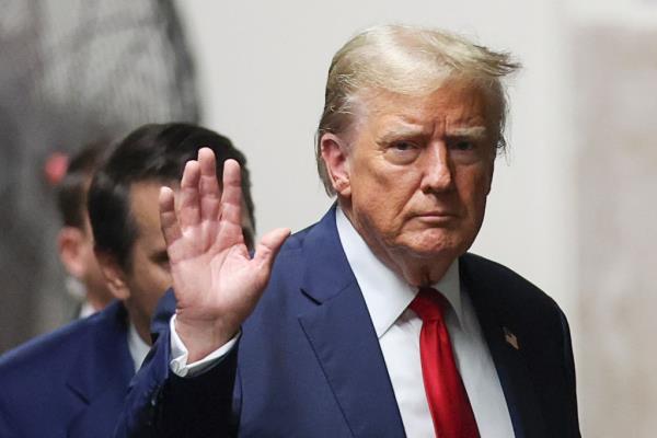 Trump is accused of directing ex-lawyer Michael Cohen to make a $130,000 hush mo<em></em>ney payment to porn star Stormy Daniels before the 2016 election.</p>

<p>　　