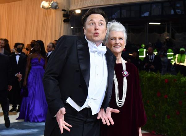 Musk and his mother arrive at the Met Gala on May 2, 2022.