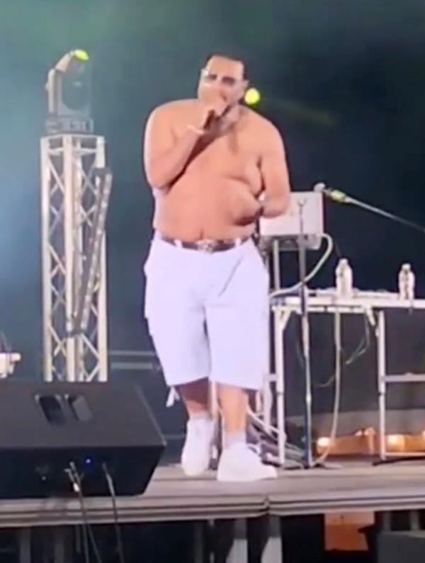 American rapper Fatman Scoop on stage, rapping into a microphone just before collapsing during a performance in Hamden, Connecticut.